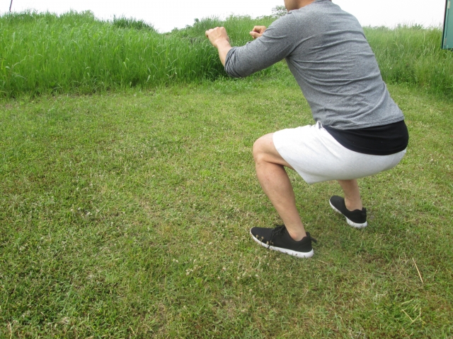 腰痛、膝痛の方必見　普通のスクワットが出来ない人のための運動法｜八尾市整骨院