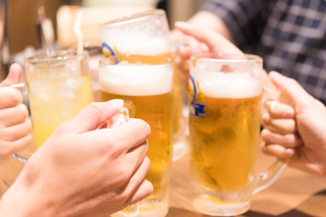 お酒と膝の痛みの関係とは？体の中では◯◯が不足していた｜八尾市整骨院