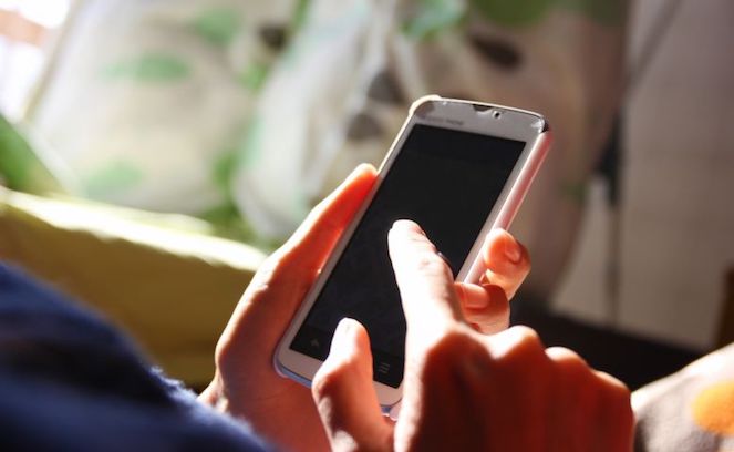 スマホを使っていると吐き気や頭痛が…　それって『電磁波過敏症』かも｜八尾市整骨院