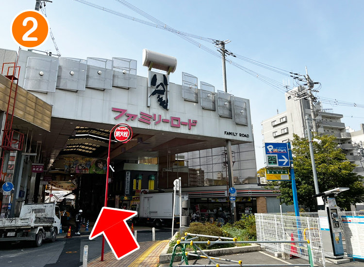 進んで行くと左手に自転車屋があります