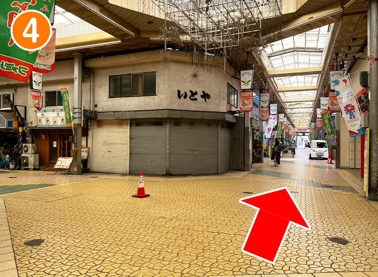 そのまままっすぐ進んで行くと左手に『いとや』が見えて来ますのでさらにまっすぐお進みください。