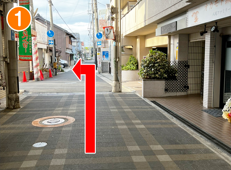 当院から矢印に向かって左側に駐車場があります。